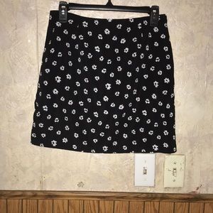 4/$10🌻🌻Black & white floral boohoo mini skirt
